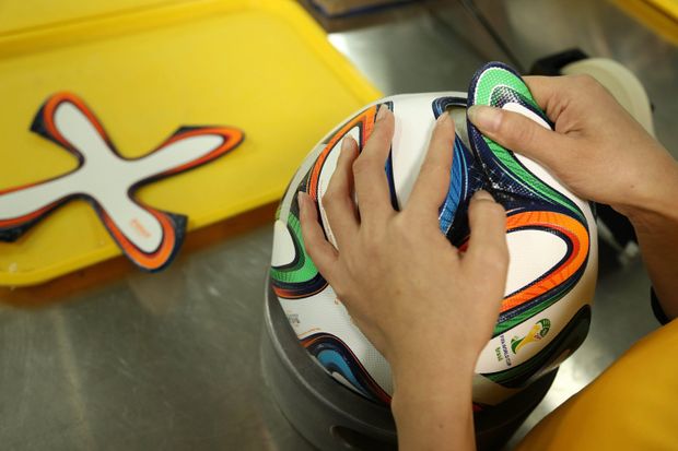 Brazuca je slepená pouze ze šesti dílů. Díky tomu je to extrémně rychlý míč, který bude gólmanů dělat problémy. Brazuca je slepená pouze ze šesti dílů. Díky tomu je to extrémně rychlý míč, který bude gólmanů dělat problémy.