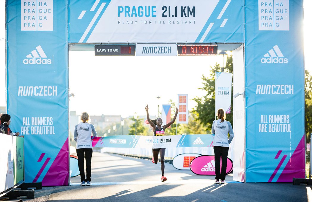 větový rekord! Peres Jepchirchirová si přistupuje nejrychlejší čas v čistě ženském půlmaratonu