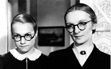 Mravnost nade vše (1937) - Mandlová (vlevo), Svozilová (vpravo). 