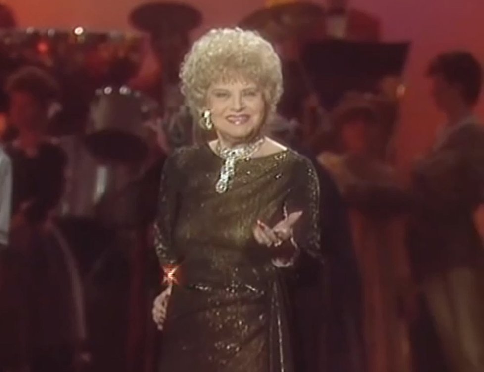 Hlavní roli v americkém muzikálu Hello, Dolly! v 60. letech ztvárnila Nelly Gaierová (†87)