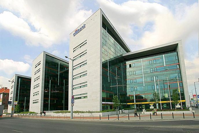 Administrativní centrum Arena Corner Office Centre v Budapešti koupila CPI spolu s dalšími nemovitostmi fondů Endurance. Včetně převzetí maďarské skupiny Ablon zvýšil Radovan Vítek hodnotu svých aktiv o osmnáct miliard korun Administrativní centrum Arena Corner Office Centre v Budapešti koupila CPI spolu s dalšími nemovitostmi fondů Endurance. Včetně převzetí maďarské skupiny Ablon zvýšil Radovan Vítek hodnotu svých aktiv o osmnáct miliard korun
