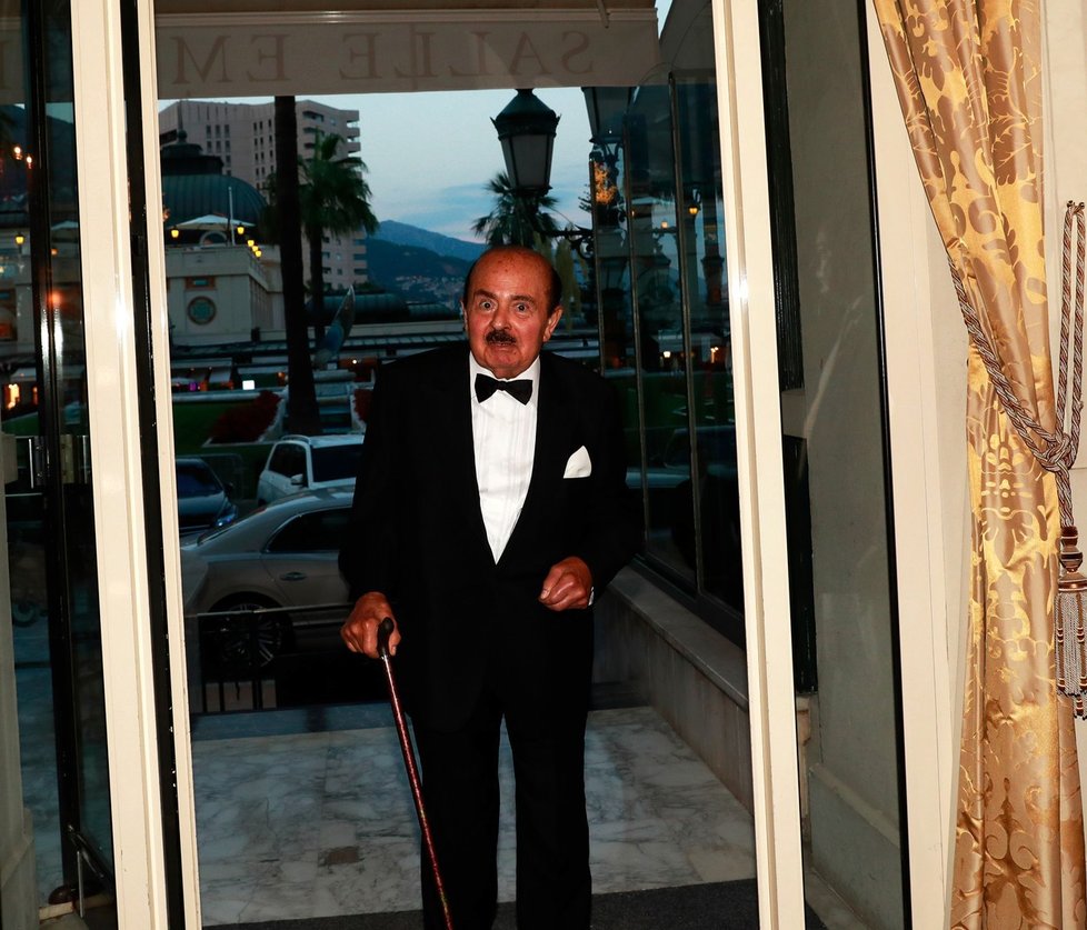 Adnan Khashoggi (†82) byl známým obchodníkem se zbraněmi.