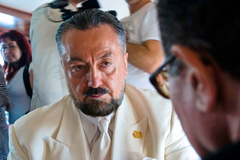 Televangelista a vůdce kultu Adnan Oktar dostal u tureckého soudu 1045 let.