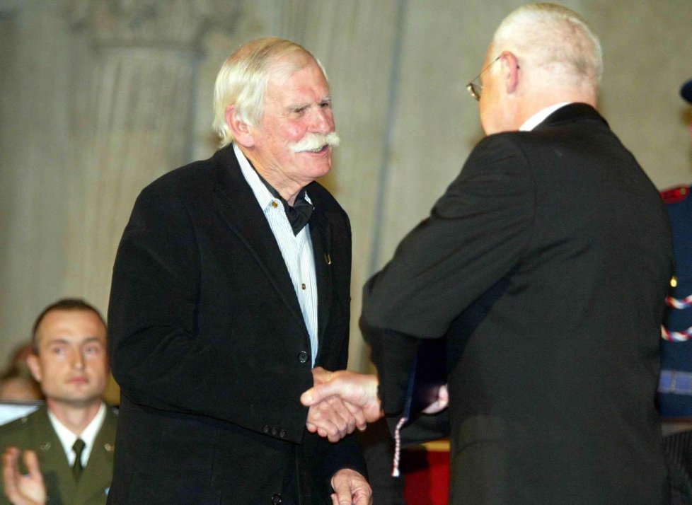 Adolf Born přebírá medaili Za zásluhy od Václava Klause