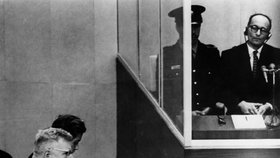 Eichmann byl při soudním přelíčení ukrytý v krabici z neprůstřelného skla