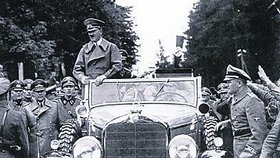 Adolf Hitler při příjezdu do Česka - jel krokem v limuzíně s českou poznávací značkou