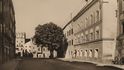 Dobový snímek rodného doma Adolfa Hitlera v rakouském městečku Braunau am Inn.