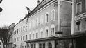 Dobový snímek rodného doma Adolfa Hitlera v rakouském městečku Braunau am Inn.