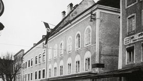 Dobový snímek rodného domu Adolfa Hitlera v rakouském městečku Braunau am Inn