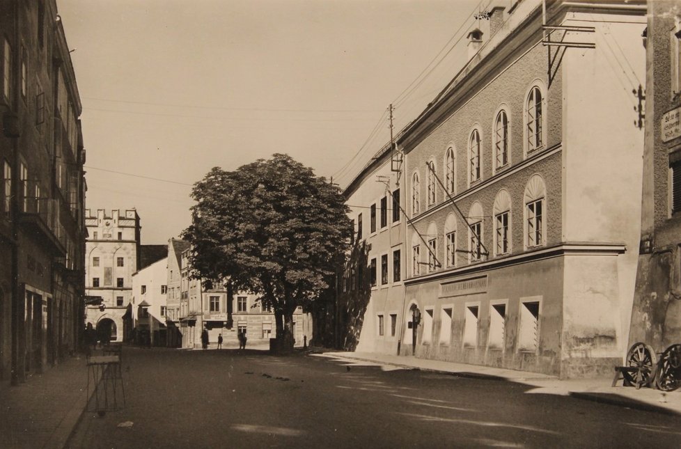 Dobový snímek rodného domu Adolfa Hitlera v rakouském městečku Braunau am Inn.