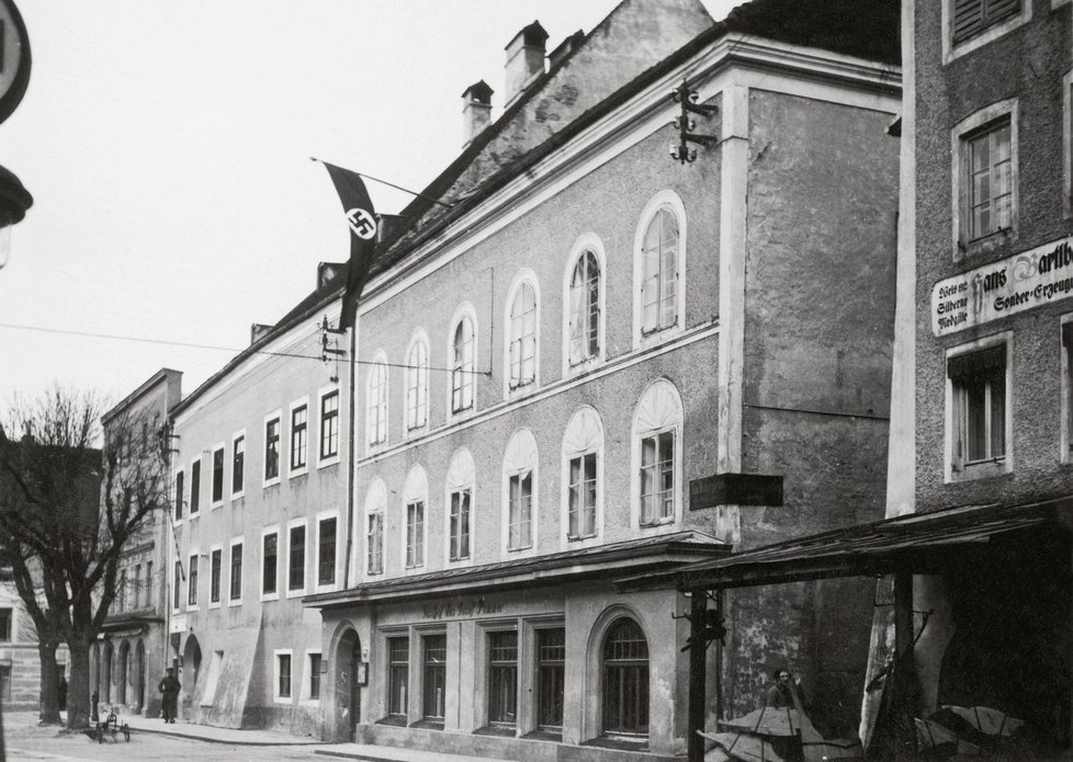 Dobový snímek rodného domu Adolfa Hitlera v rakouském městečku Braunau am Inn.