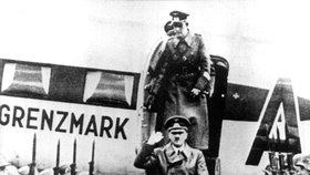 Adolf Hitler při příletu do Polska