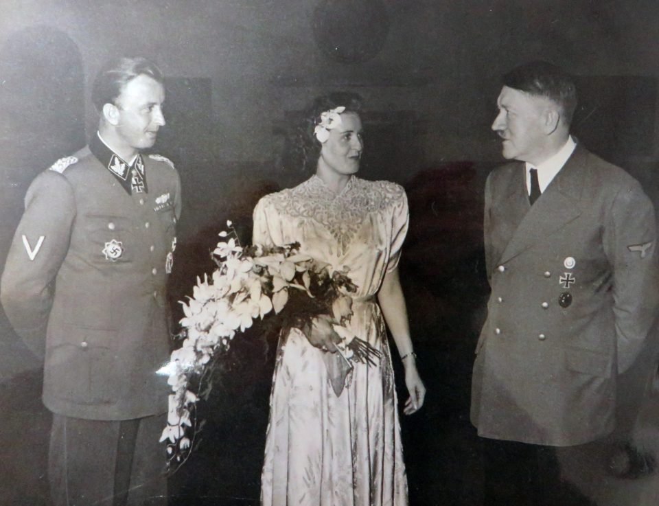 Hermann Fegelein - velitel Waff en-SS (vlevo), Gretl Braunová - sestra Evy Braunové, Adolf Hitler