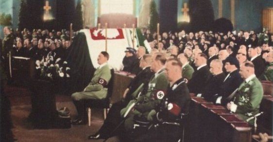 Adolf Hitler na symbolickém obřadu za zemřelého polského diktátora Józefa Pilsudského.