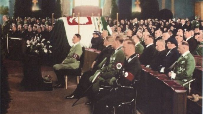 Adolf Hitler na symbolickém obřadu za zemřelého polského diktátora Józefa Pilsudského.