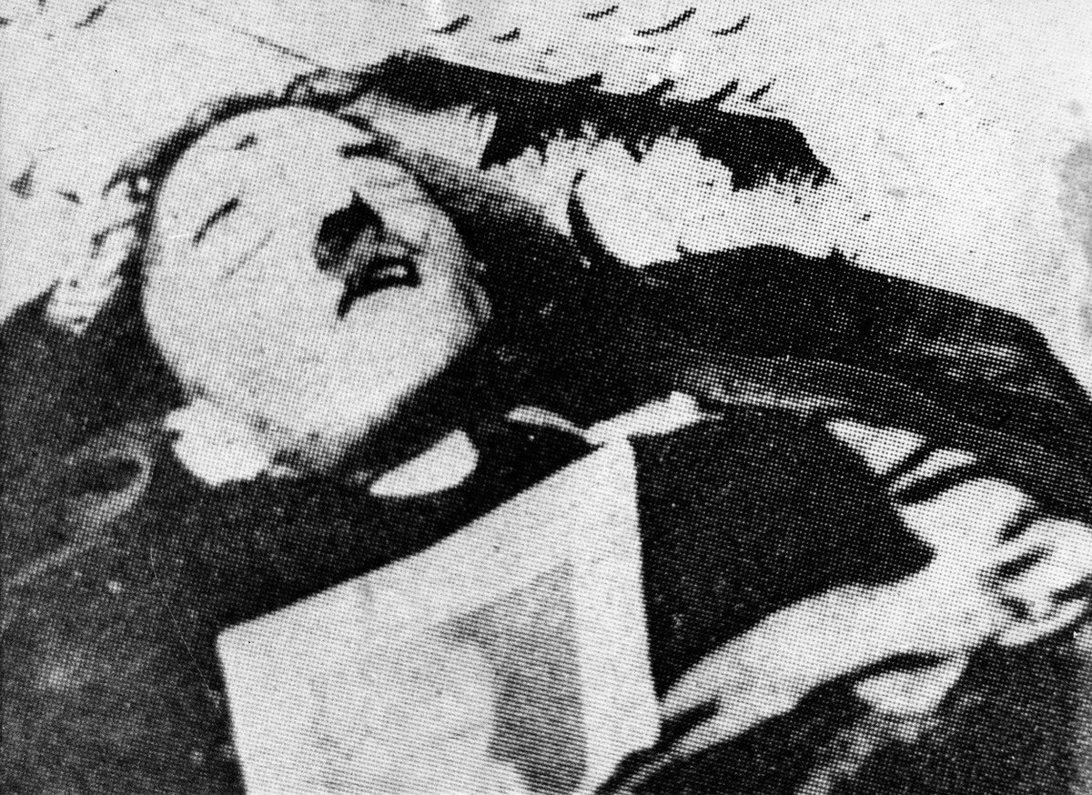 Mrtvola dvojníka Adolfa Hitlera nalezená před bunkrem. Spojenci odhalili podvod díky mužově vzrůstu - byl na Hitlera příliš malý