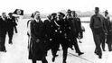 30. červen 1934. Hitler přijíždí do Mnichova s novým šéfem S.A., který nahradil Christianem Weberem, který nahradil zavražděného Ernsta Röhma