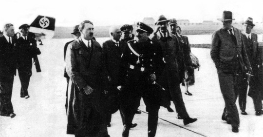 30. červen 1934. Hitler přijíždí do Mnichova s novým šéfem S.A., který nahradil Christianem Weberem, který nahradil zavražděného Ernsta Röhma