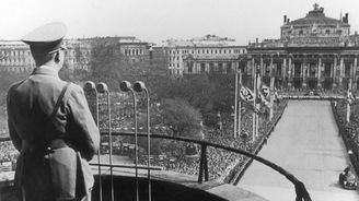Hitler nechtěl připojit Rakousko ihned, říká historik. Jeho pohled změnili nadšení Rakušané, kteří nacisty vítali
