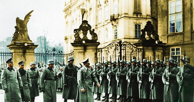 V roce 1939 už si Adolf Hitler obhlížel Pražský hrad. Byl se dokonce podívat na korunovační klenoty.