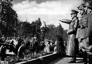 Adolf Hitler dohlíží na německá vojska při útoku na Polsko