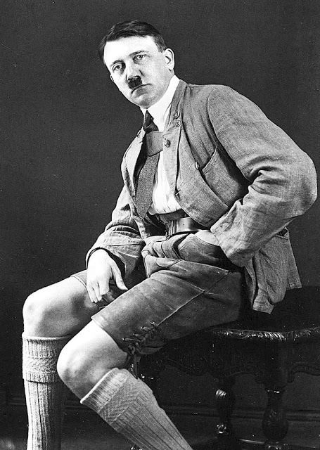 Hitler a sexy kolena
