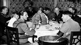 Hitler byl vegetarián a žil ve strachu, že ho Britové otráví.