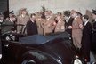 Automobilový magnát Ferdinand Porsche věnuje Hitlerovi nový volkswagen.