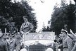 Adolf Hitler při příjezdu do Česka - jel krokem v limuzíně s českou poznávací značkou