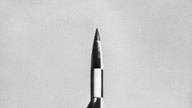 V-2 byla zkratka pro Vergeltungswaffe, což v překladu znamená zbraň pomsty. Jednalo se o první balistickou raketu s krátkým doletem, která navíc překonala rychlost zvuku.