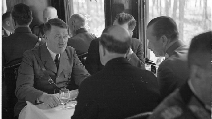 Adolf Hitler při rozhovoru s finským generálem Carlem Mannerheimem