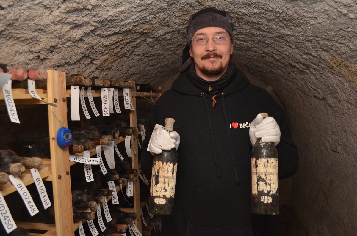 Správce depozitáře Josef Rozinek (29) u sbírky vín a koňaků oceněné na 30 milionů. Drží lahve koňaku.