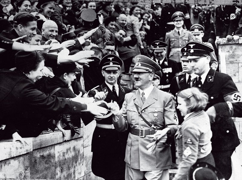 Hitler zdraví dav. Berlín, 1. května 1939.