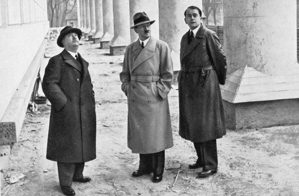 Hitler, profesor Gall a architekt Speer (vpravo) v Mnichově.