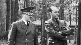 Adolf Hitler s Albertem Speerem v roce 1940.