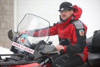 Náčelník horské služby po kolapsu na Sněžce zemřel. Na místě ho oživoval exministr Heger
