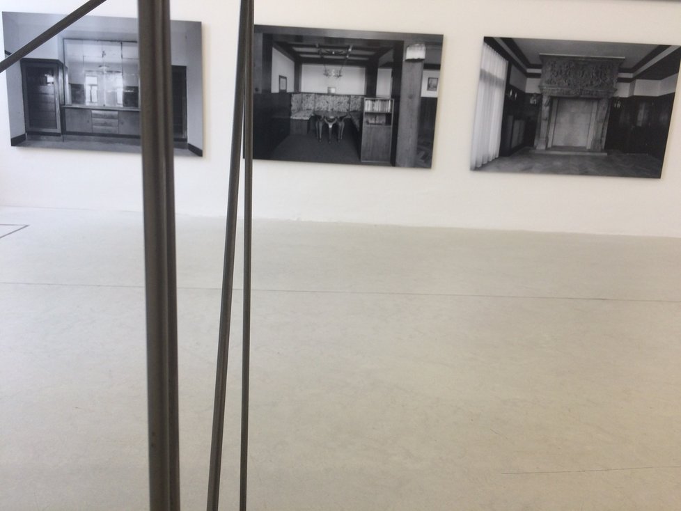 Výstava Adolf Loos. Opakování génia, sází především na fotografické znázornění Loosových návrhů interiérů, což byla jeho doména.