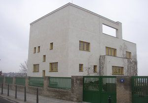 Müllerova vila na Ořechovce, kterou navrhli Adolf Loos a Karel Lhota. Stavěla se v letech 1928-30.