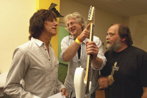 Stefan Milkov (uprostřed) se podílel i na designu kytary pro rockovou legendu Jeffa Becka (vlevo), kterou vyrobil již zesnulý kytarář Peter Jurkovič (vpravo).