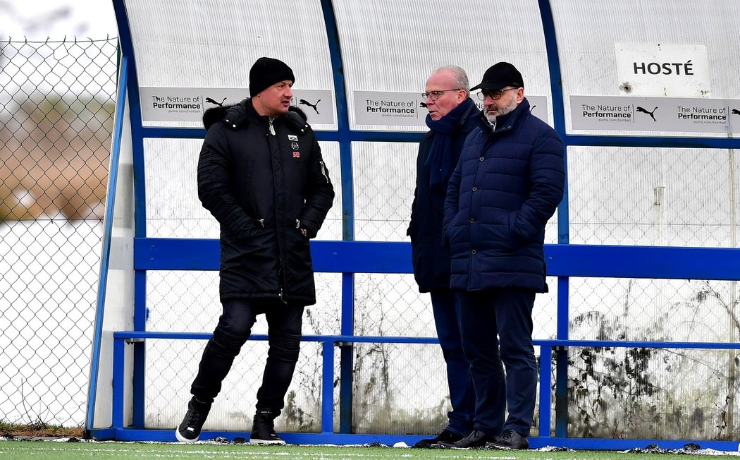 Adolf Šádek, František Mysliveček a Tomáš Paclík sledují první trénink Plzně v zimní přípravě