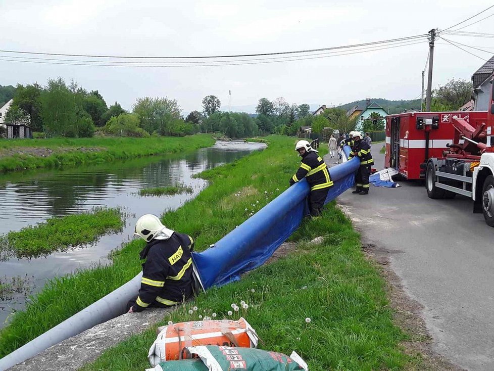 Z převrácené cisterny uniklo do řeky Bělá 200 litrů nafty a větší množství vápence