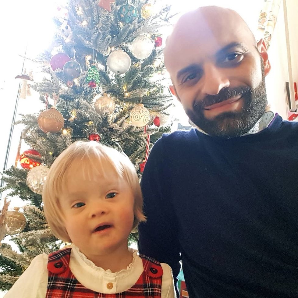 Luca Trapanese z Neapole v Itálii adoptoval  malinkou Albu, když jí bylo pouhých 13 dní. Holčičku s Downovým syndromem předtím odmítlo dvacet rodin.