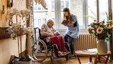 Experti: Počet zadlužených seniorů stoupne o pětinu. Peníze jim vezme inflace i potomci
