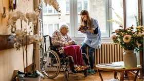 Experti: Počet zadlužených seniorů stoupne o pětinu. Peníze jim vezme inflace i potomci