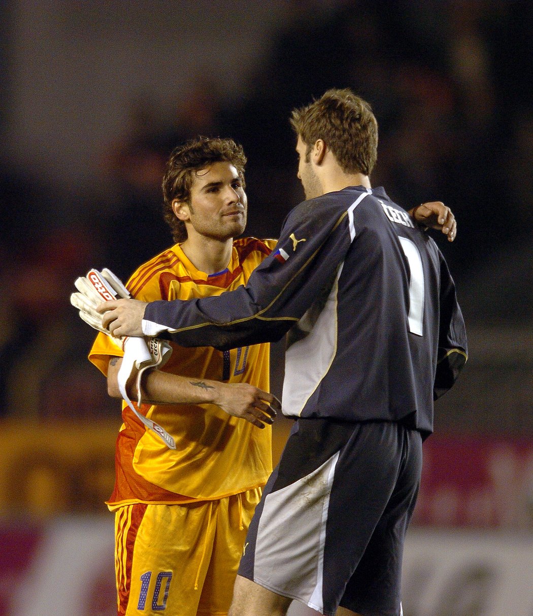 Adrian Mutu v roce 2006 s Petrem Čechem po zápase Rumunska a české reprezentace