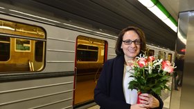 Primátorka Adriana Krnáčová v pražském metru při slavnostní otevření prodloužené linky A
