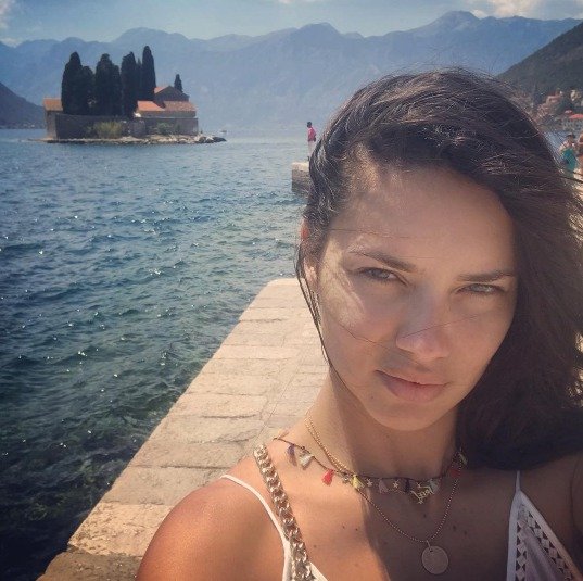 Adriana Lima na dovolené v Černé Hoře