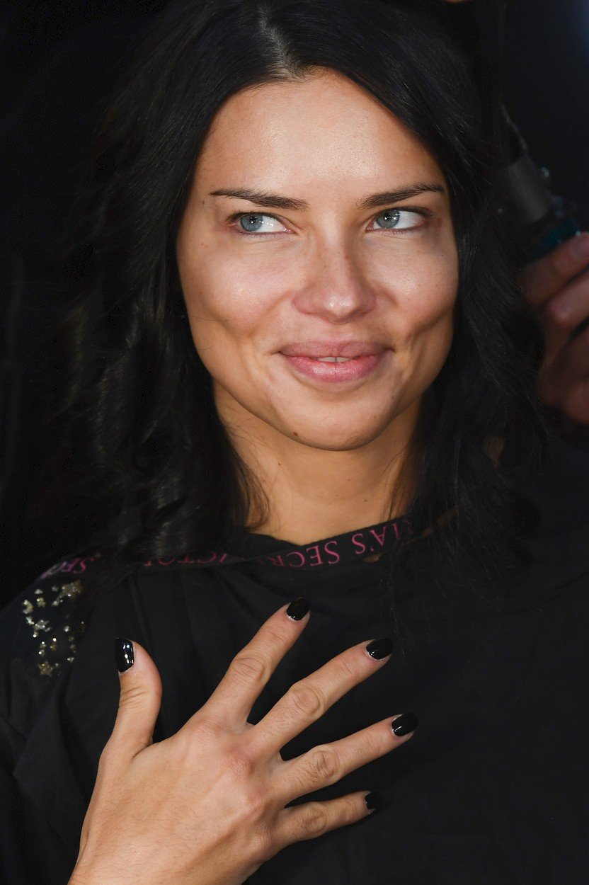 Adriana Lima je bez make-upu vlastně úplně obyčejná...