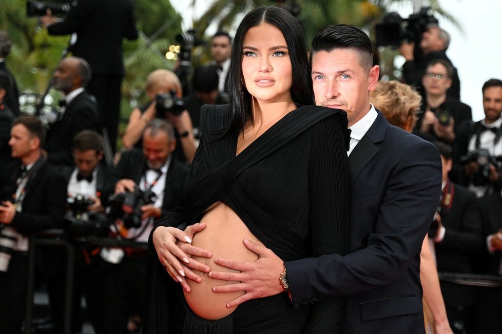 Těhotná Adriana Lima s partnerem