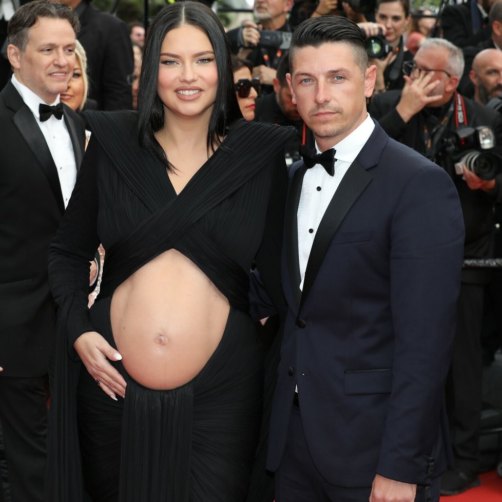 Těhotná Adriana Lima s partnerem